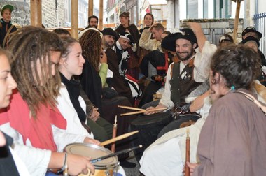 des chants d'époque sous chapiteau