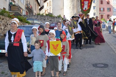 ouverture des fêtes avec les enfants de l'école de Céaux d'Allègre accompagné de Mme Merle