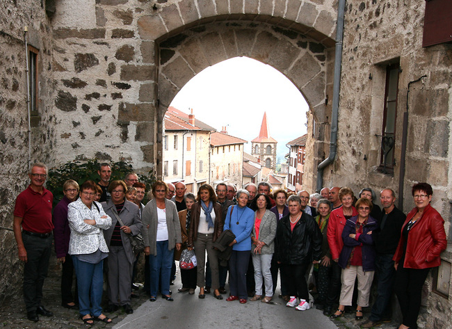 2015-09-26 les bénévoles posent sous le portail de Monsieur