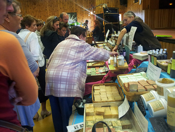 2015-09-27 Le marché bio d'Allègre : le marchand de savons
