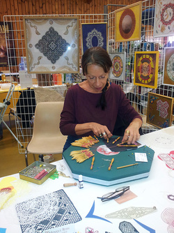 2015-09-27 Le marché bio d'Allègre : la dentelière