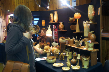 2015-09-27 Le marché bio d'Allègre : un artiste avec ses créations sur bois