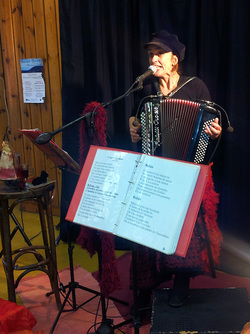 2015-09-27 Le marché bio : l'accordéoniste