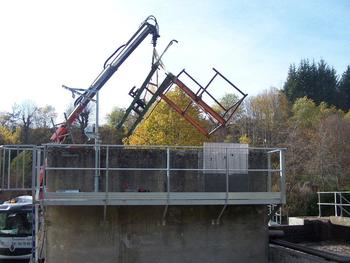 2015-11-03 La station d'épuration d'Allègre : L'évacuation de l'ancienne passerelle remplacée par une passerelle galvanisée et sécurisée