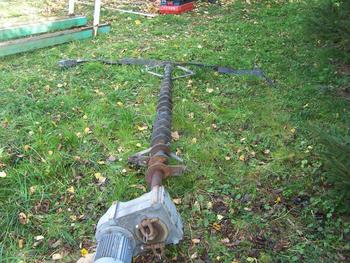 2015-11-03 La station d'épuration d'Allègre :  l'ancien agitateur à boue de fabrication artisanale hors d'usage.