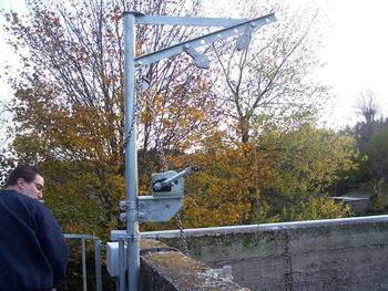 2015-11-03 La station d'épuration d'Allègre : la potence qui supporte l'agitateur à boue