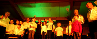 2016-04-03 Les enfants de l'école encadrés par les chanteurs