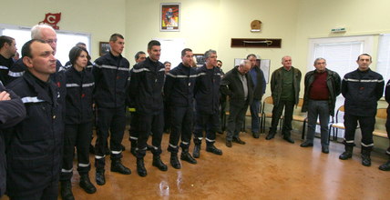 2017-12-02 Le public dans lequel on reconnaît de nombreux sapeurs pompiers