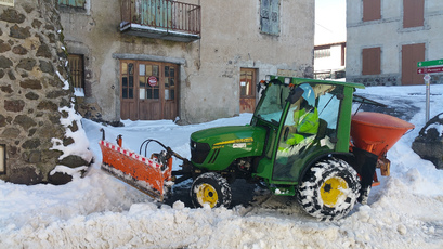 2019 02 05 deneigement : le mini-tracteur et sa saleuse
