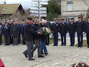 2020 02 29 AG AOM au monuments aux morts : dépôt de gerbes