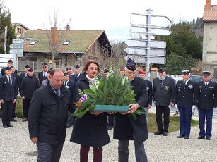 2020 02 29 AG AOM au monuments aux morts : dépot de gerbes
