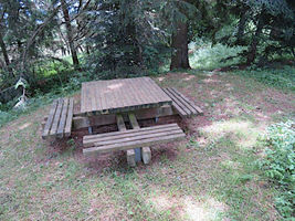 2020 06 04 A l'emplacement précis de la motte castrale une table vous attend pour le pique-nique