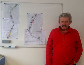 2021 01 15 Gilbert Meyssonnier pose devant les panneaux du projet