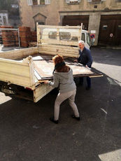 2021 03 11 Anne Elsener : manipulé avec précautions le tableau est installé dans le camion