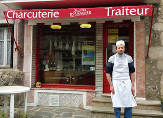 2021 04 18 Francis Tissandier devant son commerce