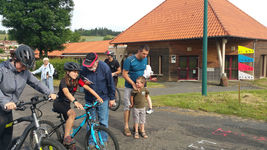 2021 06 27 La Cool et verte : L'animateur encourage une jeune sportive