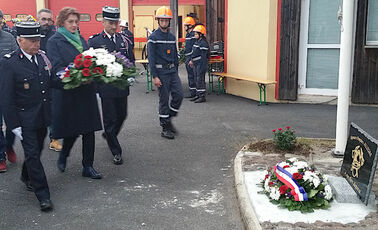 2021 10 08 Passation de pouvoir du capitaine Patrick Ferrand dépôt de gerbes par la présidente Marie-Agnès Petit