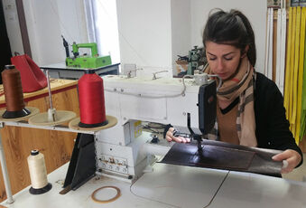 2021 11 10 Salathé Auvergne maroquinerie artisanale  ; Leslie au travail