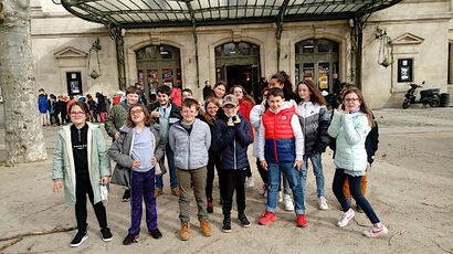 2022 03 15 sortie théâtre  école jean Macé : pause photo avant le spectacle