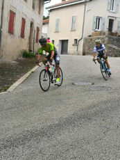2022 06 05 2022 06 05 course cycliste le 68ème grand prix d'Allègre : le passage place de la fontaine