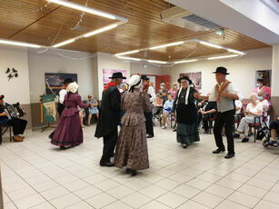 2022 06 21  EHPAD : groupe folklorique les chibottes
