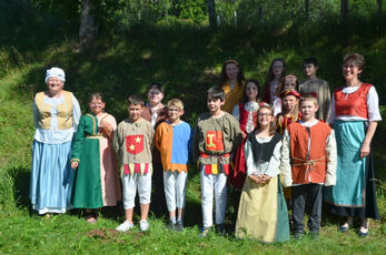 2022 07 06 Alègre Médiéval costume les élèvres du RPI : classe des CM1 et CM2