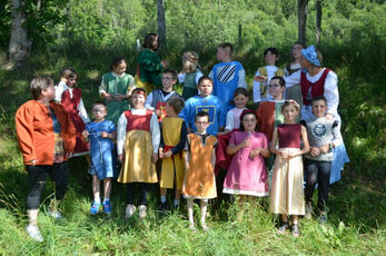 2022 07 06 Alègre Médiéval costume les élèvres du RPI : classe des CE1 et CE2