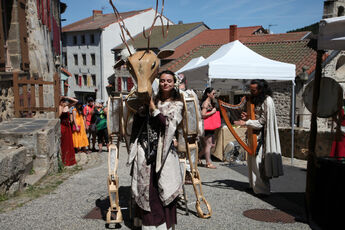 2022 07 17 Fête médiévale : la marionnette AWEN