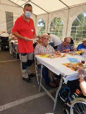 2022 07 27 garden-party à l' EHPAD : Laurent en action