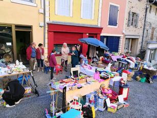2022 08 21 brocante à Allègre : rue Portail de Monsieur