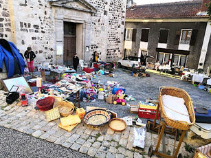 2022 08 21 brocante à Allègre : place de l'église