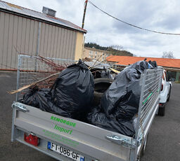 2023 03 25 nettoyage de printemps : une remorque pleine de sacs poubelles