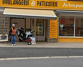 2023 04 23 Une rose un espoir : devant la boulangerie