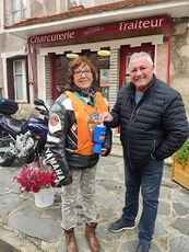 2023 04 23 Une rose un espoir : "devant chez Francis"