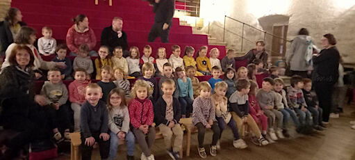 2023 04 26 sortie de l'école J Macé : pose photo dans l'auditorium
