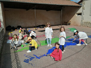 2023 06 19  Projet artistique : dans la cour de l'école de Monlet