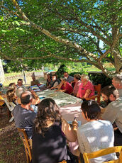 2023 08 14  Sannac  A G des villageois : autour de la table