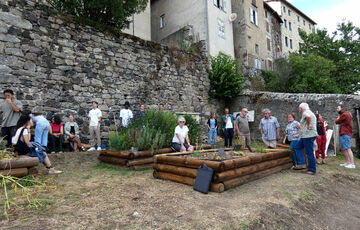 2023 08 18 Chantier Concordia, le jardin médiéval :  visite de la municipalité et des habitants