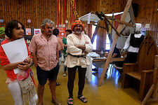 2023 09 10 Journée des associations : Gilbert Meyssonnier (au centre) devant le stand d'Alègre Médiéval