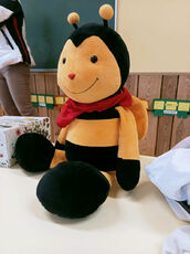 2024 03 18 Découverte du  monde des abeilles à l'école : la mascotte