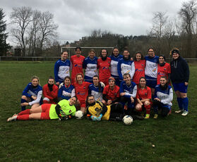 2024 04 10 foot USV les  filles posent avec leurs sympathiques adversaires