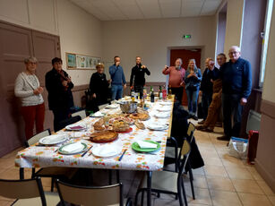 2024 05 01 film anniversaire du comité de jumelage : collation en mairie de Vernassal